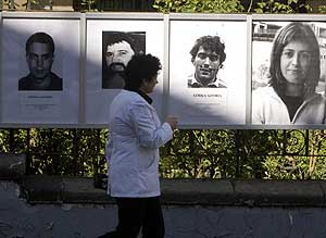 Los carteles de os presos de ETA volvieron a Mondragn apenas un mes despus del asesinato de Isaas Carrasco. (Foto: JUSTY)