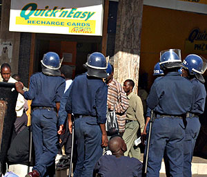 La polica zimbabuense vigila las calles de la capital, Harare. (Foto: AP)