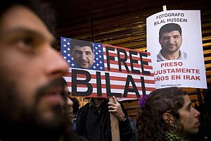 Protesta enfrente de la embajada de EEUU en Madrid, pidiendo la libertad de Hussein. (Foto: AP)