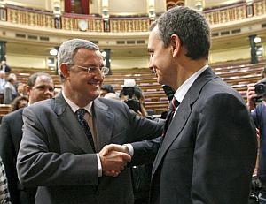 Caldera felicita a Zapatero tras la investidura. (Foto: EFE)