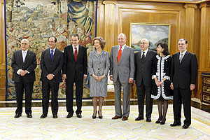 De izquierda a derecha, Francisco Hernando, Jos Bono, Zapatero, la Reina, el Rey, Javier Rojo, Mara Emilia Casas y Bermejo. (Foto: EFE)