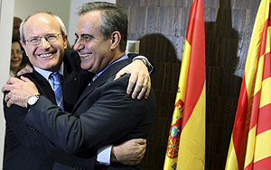 Corbacho, el nuevo ministro de Trabajo, recibe la felicitacin de Montilla, presidente de la Generalitat. (Foto: EFE)