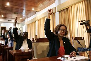 Miembros del senado votan a favor de la censura al primer ministro haitiano, Jacques Edouard Alexis. (Foto: EFE)