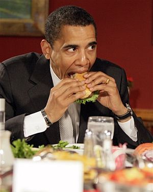 Barack Obama muerde una hamburguesa durante un acto en Indiana. (Foto: AP)