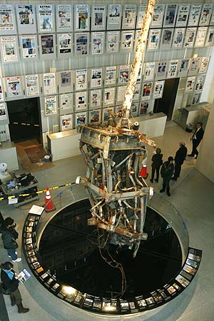 Los restos de la antena de comunicaciones que coronaba las Torres Gemelas forman parte de la exposicin. (Foto: AP)