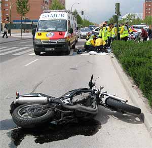 Miembros del SAMUR atienden a un motorista de 29 aos tras sufrir un accidente en Madrid. (Foto: EFE)
