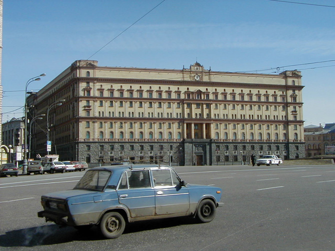 Un coche Lada pasa ante la fachada de la Lubianka, sede del FSB, heredero del KGB, en Mosc. (Foto: D. U.)