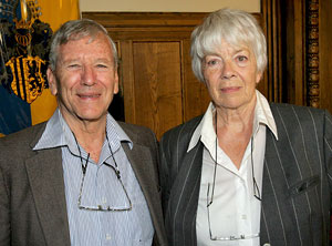 Amos Oz junto a la viuda de Stefan Heym, Inge Heym. (Foto: EFE)