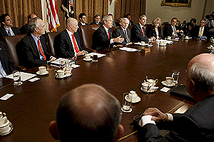El presidente Bush, este lunes,durante una reunin con su gabinete.(Foto: EFE)