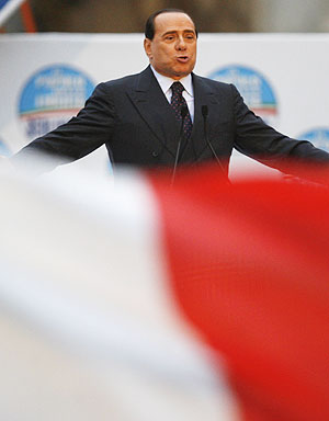Berlusconi, durante un acto electoral. (Foto: AP)