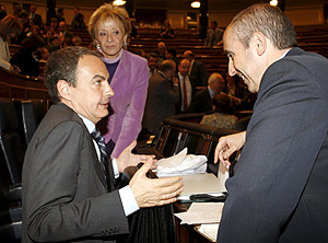 Erkoreka charla con Zapatero en el Congreso. (Foto: EFE)