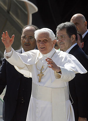 El Papa, junto al primer ministro italiano saliente, Romano Prodi, en Fiumicino. (Foto: REUTERS)