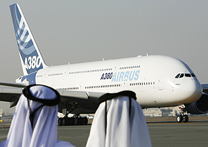 Airbus A380 durante la exhibición que efectuó en el aeropuerto de Dubai. (Foto: Ahmed Jadallah/ Reuters)