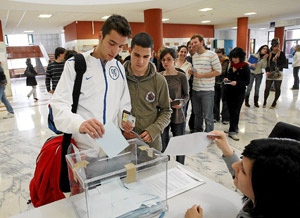Cola de alumnos esperando para votar en la facultad de Filosofa y Letras. J. M. LOSTAU