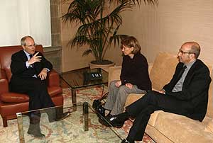 Elena Espinosa, durante la reunión con Montilla y el 'conseller' Francesc Baltasar. (Foto: Santi Cogolludo)