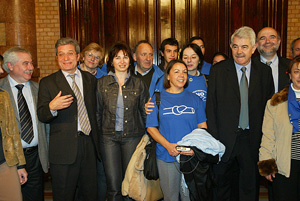 El ex presidente Maragall (PSC) y Joan Saura (ICV), cuando estaban en contra de cualquier tipo de trasvase. En la imagen, con miembros de la plataforma antitrasvase. (Domnech Umbert)