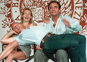 Ute Lemper, Richard Bohringer y Benot Lamy, durante la presentacin de 'Combat de Fauves' en 1997. (Foto: AP)
