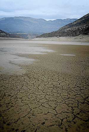 El pantano de Camarasa en Lleida que actualmente est a un nivel del 7%. (Foto: Laurent Sansen)