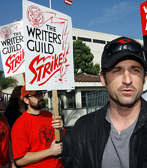 El actor de 'Anatomía de Grey' Patrick Dempsey en la huelga de guionistas. (Foto: AP)