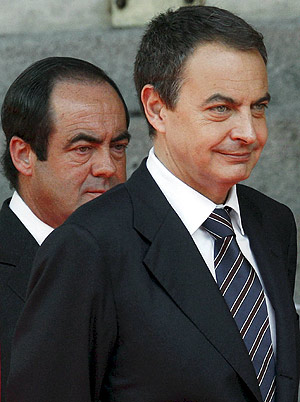 Zapatero pasa delante de Bono. (Foto: EFE)