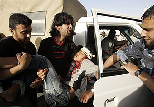 Un joven palestino herido en un bombardeo israel en Gaza es llevado al hospital. (Foto: REUTERS)