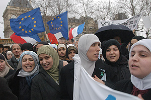 Manifestacin en Francia contra la Ley que prohbe el velo en la escuela. (Foto: Leonardo Antoniadis)