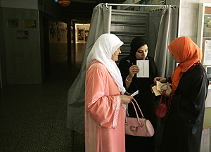 Tres mujeres musulmanas votan en Ceuta en las elecciones del 9M. (Foto:REUTERS)