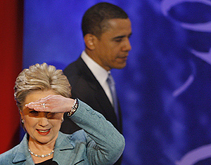 Hillary y Obama, poco antes de celebrarse el nuevo cara a cara. (Foto: AFP)