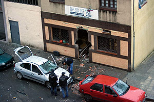 La bomba ha causado graves destrozos en la sede socialista en Bilbao. (Foto: Mitxi)