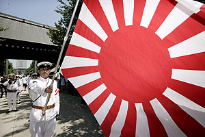 Un hombre vestido de miembro de la Marina Imperial visita, en 2007, el santuario de Yasukuni, en Tokio (Japn). (Foto: EFE)