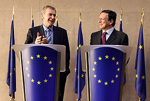 Barroso y Leterme comparecen ante la prensa en Bruselas. (Foto: AP)