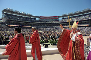 El Papa, a su llegada al estadio donde ofreci la misa. (Foto: EFE)