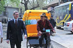 El alcalde de Madrid, Alberto Ruz Gallardn, de paseo por Pekn durante su reciente visita a China. (Foto: Rafa Albarrn)