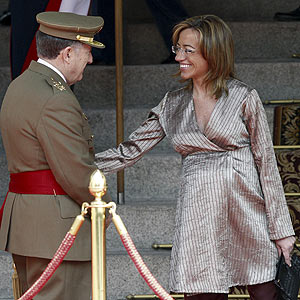 Carme Chacn saluda al jefe del Estado Mayor de la Defensa, Flix Sanz Roldn. (Foto: EFE)