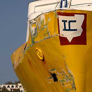 Así ha quedado el casco del 'Carmen del Mar' tras la colisión (Foto Sergio G. Cañizares)