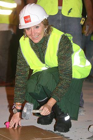 Esperanza Aguirre visita unas obras en Madrid. (Foto: Alberto Cullar)