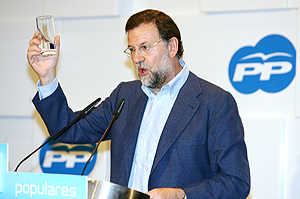 El presidente del PP, Mariano Rajoy, durante el acto celebrado este sbado el Elche. (Foto: Ernesto Caparrs)