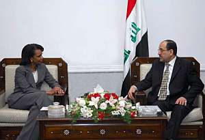 Condoleezza Rice dialoga con el primer ministro iraqu, Nuri Al Maliki. (Foto: AFP)