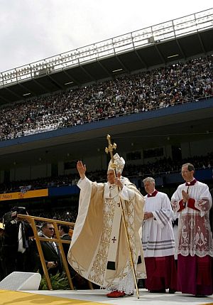 Benedicto XVI, durante la multitudinaria misa en el estadio de los Yankees. (Foto: EFE)