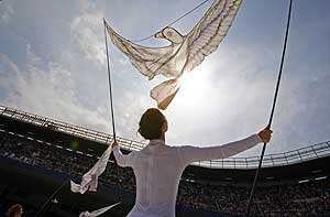 Una bailarina despliega una tela con forma de paloma durante la celebracin. (Foto: REUTERS)