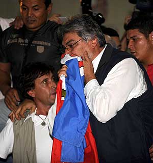 Fernando Lugo besa la bandera paraguaya tras asberse ganador de los comicios. (Foto: AFP)