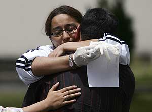 Familiares y amigos de las vctimas se abrazan desconsolados. (Foto: EFE)