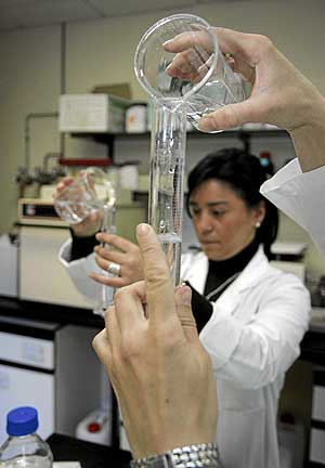 Una trabajadora del laboratorio antidoping prepara los anlisis. (Foto: DIEGO SINOVA)