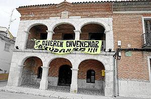 Pancarta de gran formato en la fachada del Ayuntamiento de Alcazarn en protesta contra el proyecto de Centro de Transferencia de Residuos. (FOTO: J. M. Lostau)