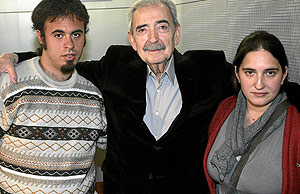 Juan Gelman, con dos de sus nietos, incluida Macarena. (Foto: Diego Sinova)