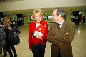 Esperanza Aguirre, junto al presidente de TVE, Luis Fernández, en la facultad de Derecho de la UCM. (Foto: A. M. Xoubanova)