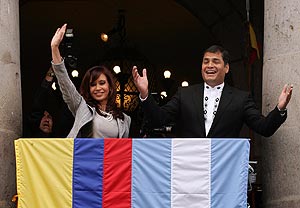 Cristina Fernndez de Kirchner y Rafael Correa saludan desde el Palacio Presidencial de Quito. (Foto: AFP)