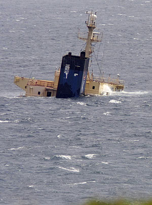 Imagen del barco encallado frente a la costa gaditana. (Foto: EFE)