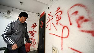 Pintadas contra la estudiante china Grace Wang en el exterior de su vivienda en Qingdao. (Foto: AFP)