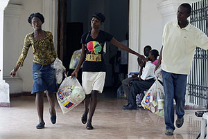 Jvenes haitianos cargan alimentos enviados por Venezuela. (Foto: EFE)